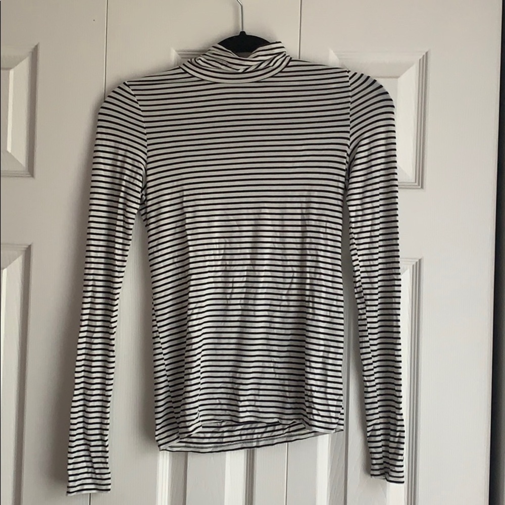 Black and white long sleeve shirt